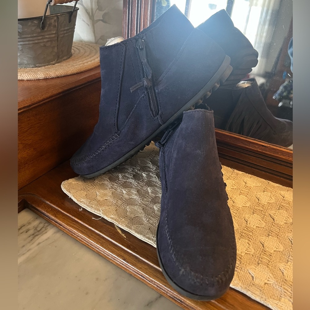 MINNETONKA Classic Side Zip Suede Booties with Fringe Navy Blue Women's Sz 8.5